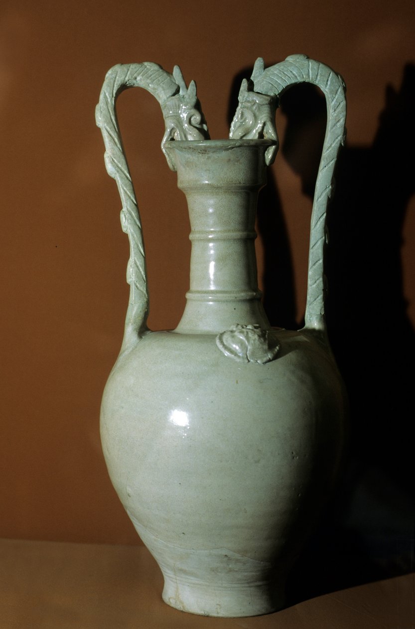Vaso com esmalte branco, cabos duplos de dragão, decorado com flores em relevo na barriga, 618-907 de Tang Dynasty Chinese School