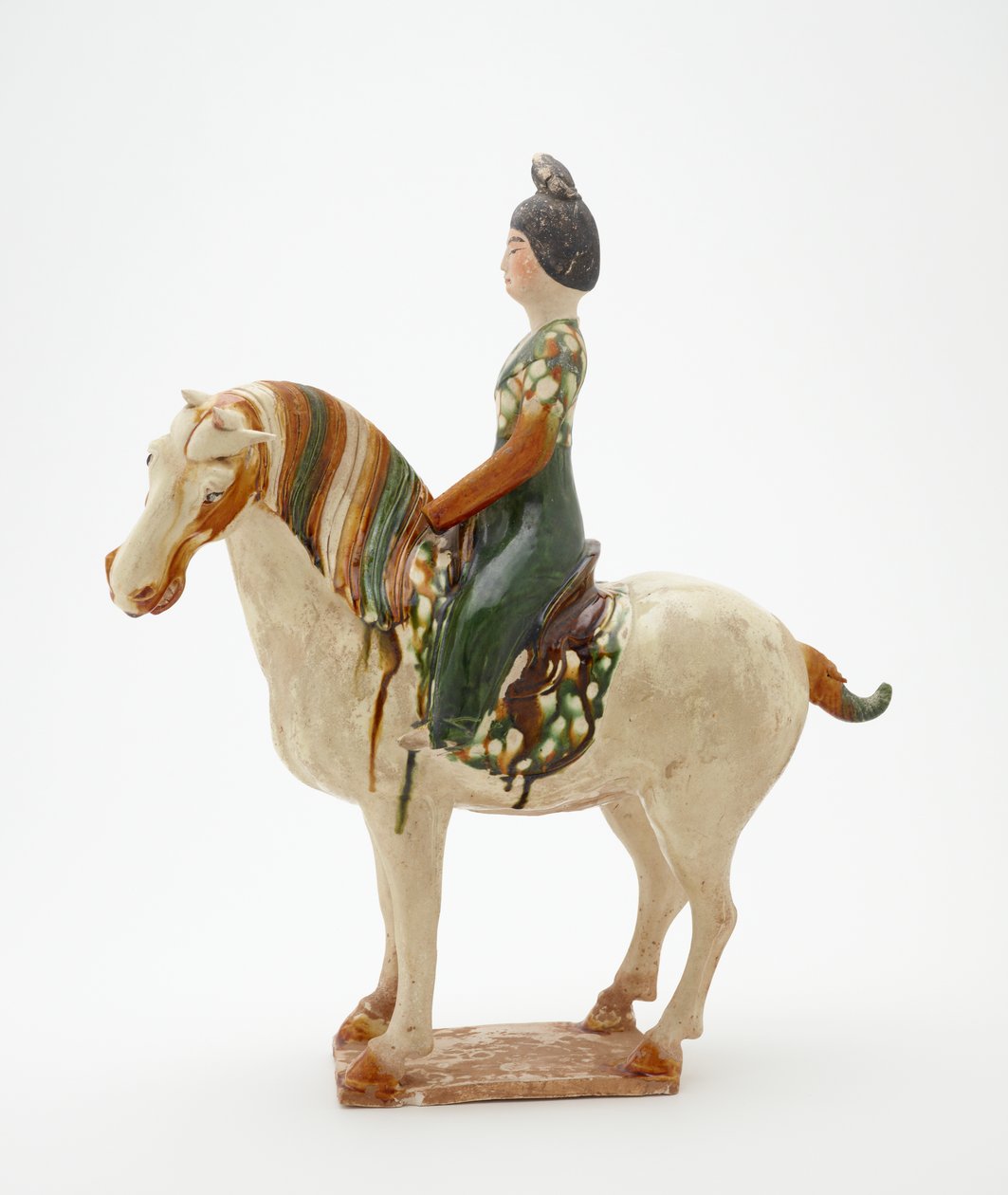 Mulher a cavalo, dinastia Tang, c.700-750 (louça de barro com esmalte de chumbo-silicato e detalhes pintados) de Tang Dynasty Chinese School