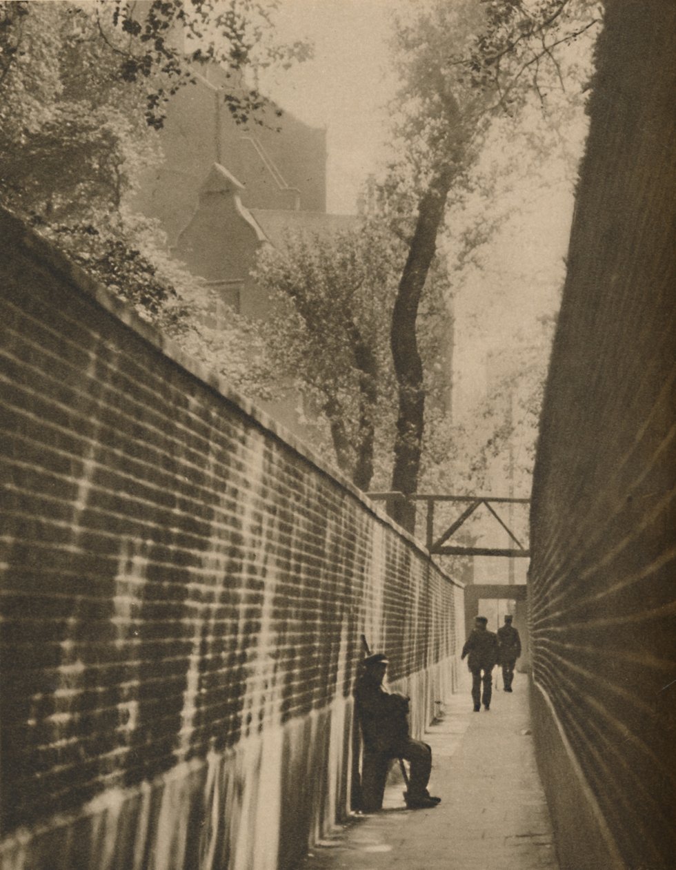 Em Lansdowne Passage, onde um ladrão de estradas galopou uma vez por sua vida, c1935. de Taylor