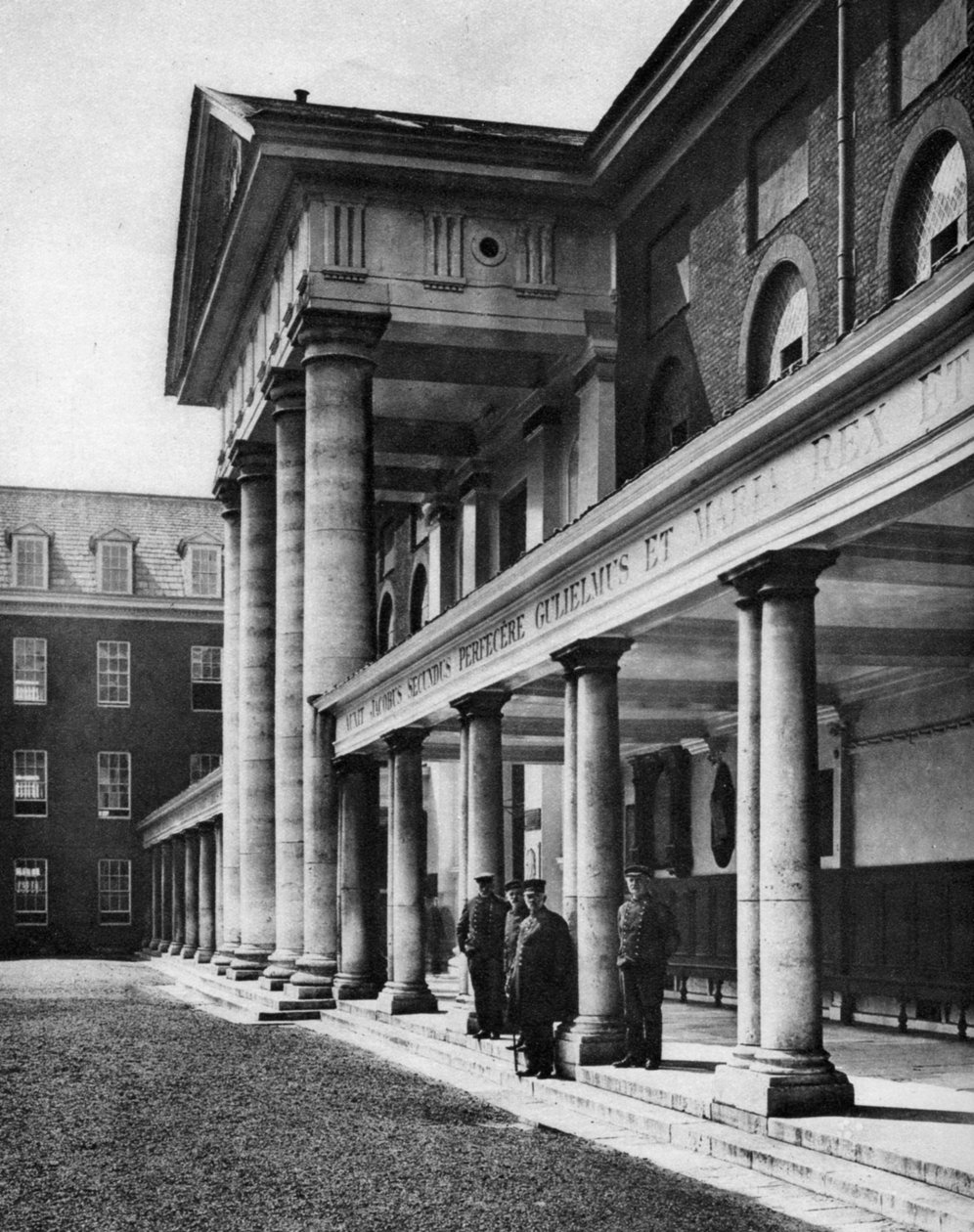 Pensionistas no grande quadrilátero do Chelsea Royal Hospital, Londres, 1926-1927. de Taylor