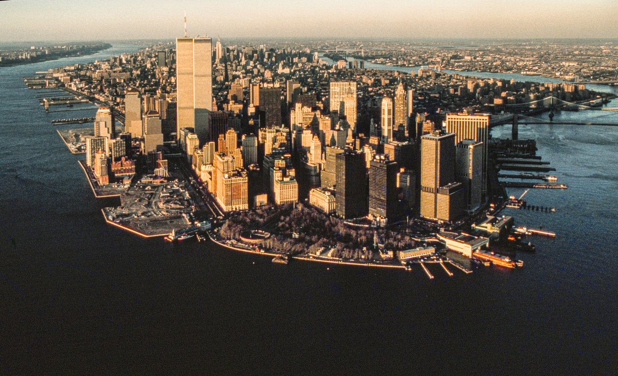 Aéreo da zona ribeirinha de Lower Manhattan a partir do porto de Nova Iorque, incluindo o World Trade Cen... de Ted Spiegel