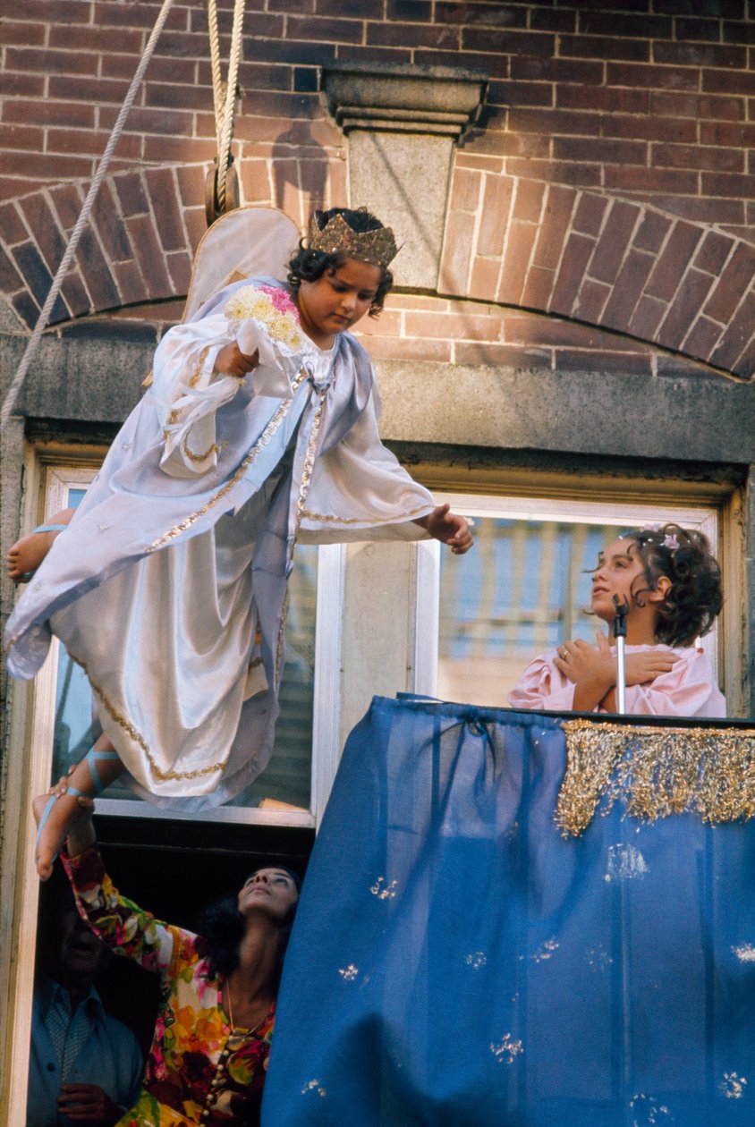 Um anjo abençoa a Festa de La Madonna del Soccorso. de Ted Spiegel