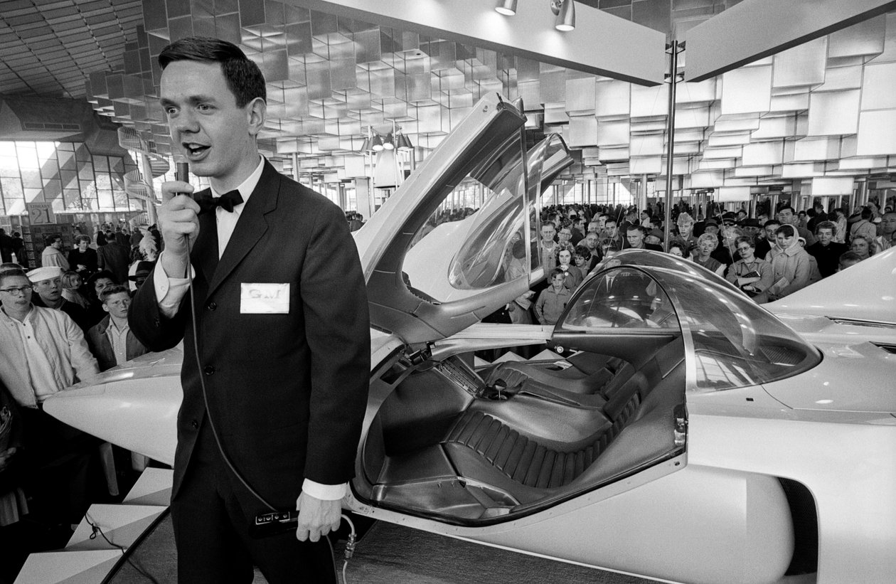 Anunciador com o automóvel experimental de turbina a gás Firebird III na Gener... de Ted Spiegel
