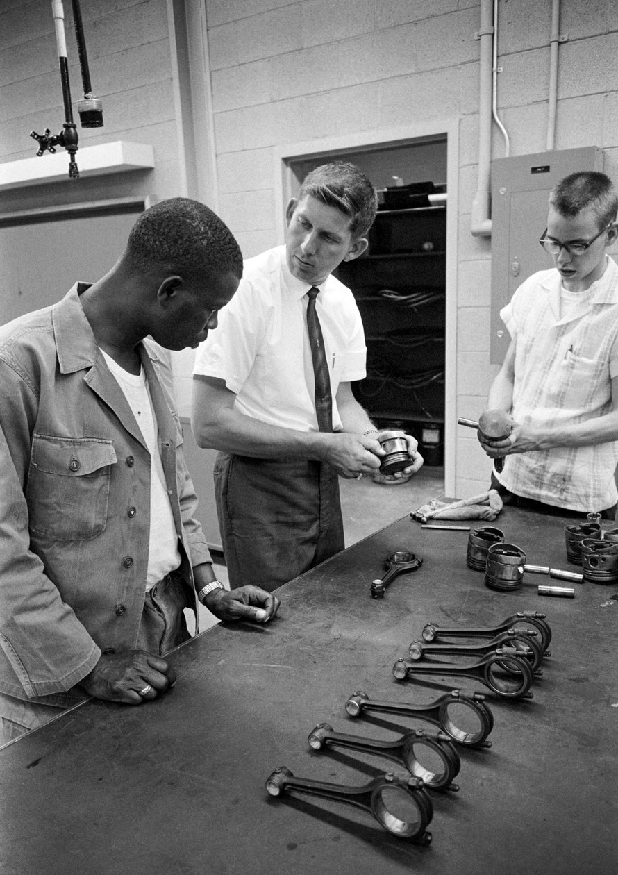 Formação em mecânica automóvel nos Centros de Formação Industrial da Carolina do Norte em 1965... de Ted Spiegel