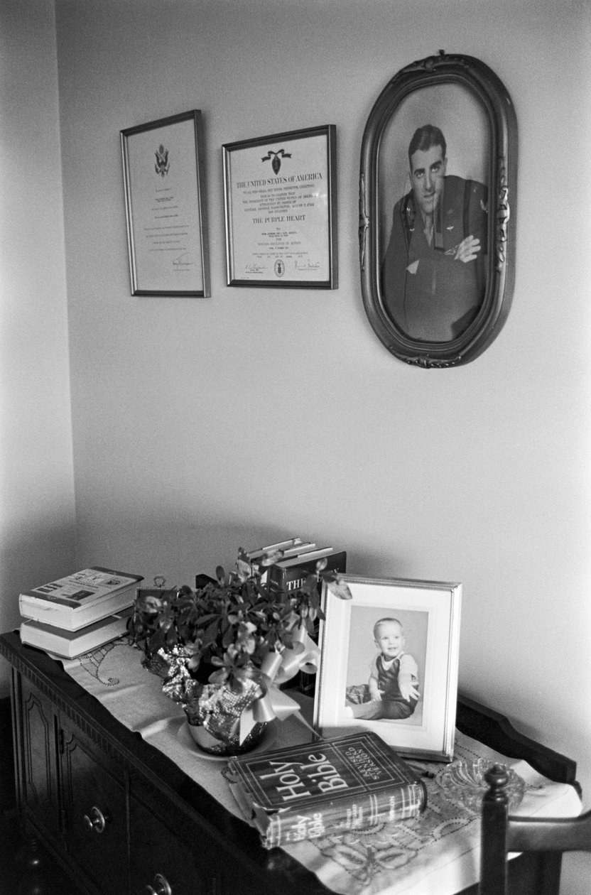 Bíblia, fotografias e documentos de família em casa do Reverendo Lincoln Reed de Ted Spiegel