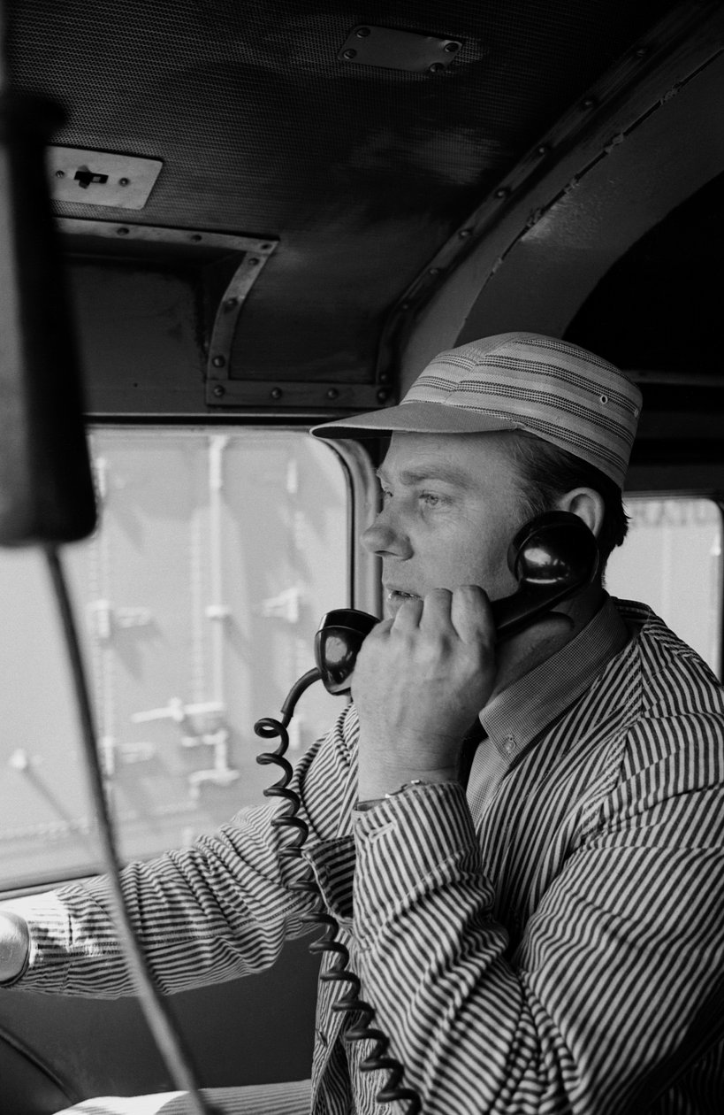Charles Brockman, engenheiro dos Caminhos-de-Ferro do Grande Norte, fala ao telefone por rádio... de Ted Spiegel