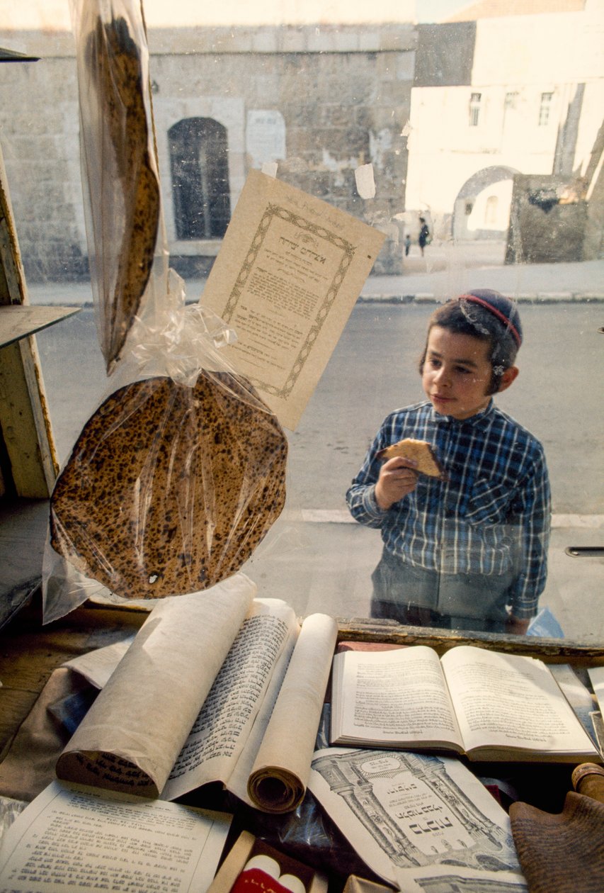 Um rapaz judeu conservador a comer um bolo entra numa livraria religiosa. de Ted Spiegel