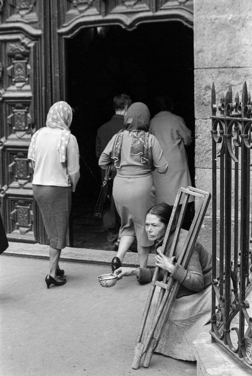 Mulher aleijada a pedir esmola enquanto os peregrinos entram no Santuário de Monserrate, Bogotá, Colômbia de Ted Spiegel