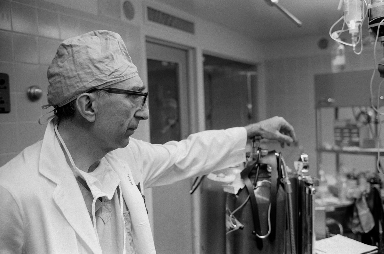 Dr. Michael DeBakey, cirurgião cardiovascular, no Texas Medical Center. de Ted Spiegel