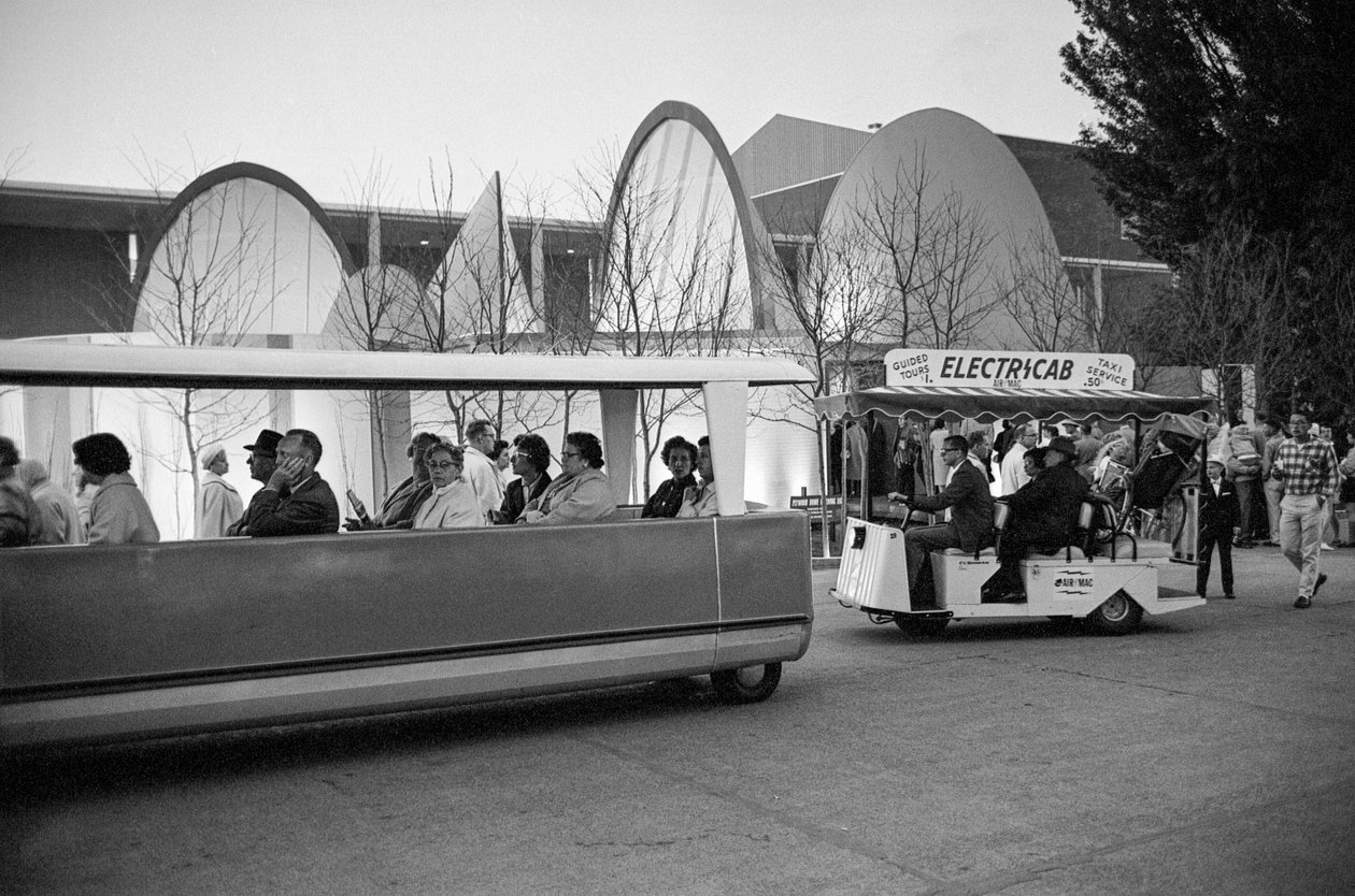 Carrinhos eléctricos transportam visitantes na Feira Mundial de Seattle de Ted Spiegel