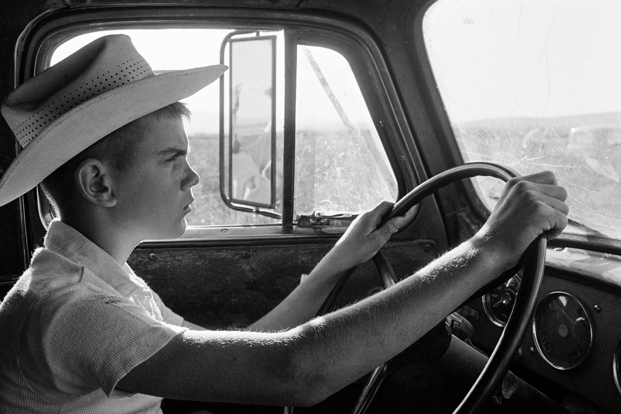 O agricultor familiar Ed Ker, do Rancho A.M. Ker, é um agricultor rural que cultiva alfafa... de Ted Spiegel