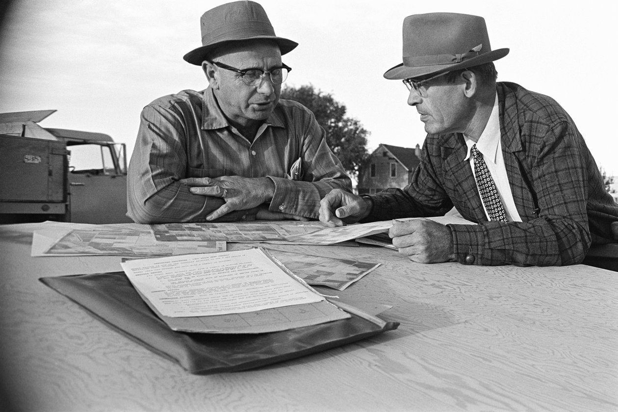O agricultor familiar Ed Ker, do Rancho A.M. Ker, é um agricultor rural que cultiva alfafa... de Ted Spiegel