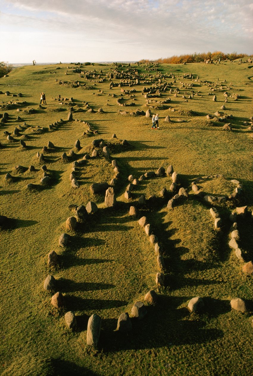Marcas de pedra em forma de casco colocadas pelos Vikings pontuam um antigo cemitério na Dinamarca. de Ted Spiegel