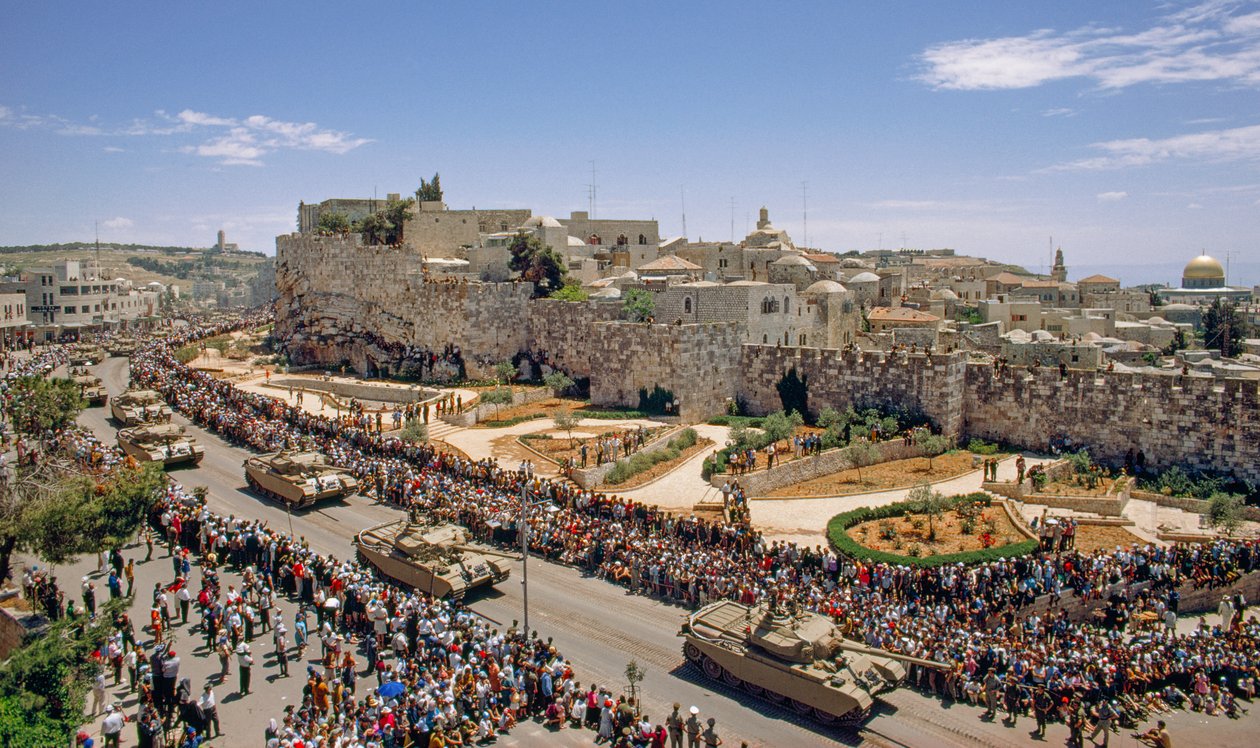 Armas e soldados israelitas desfilam no Dia da Independência pelo antigo mar da Jordânia... de Ted Spiegel