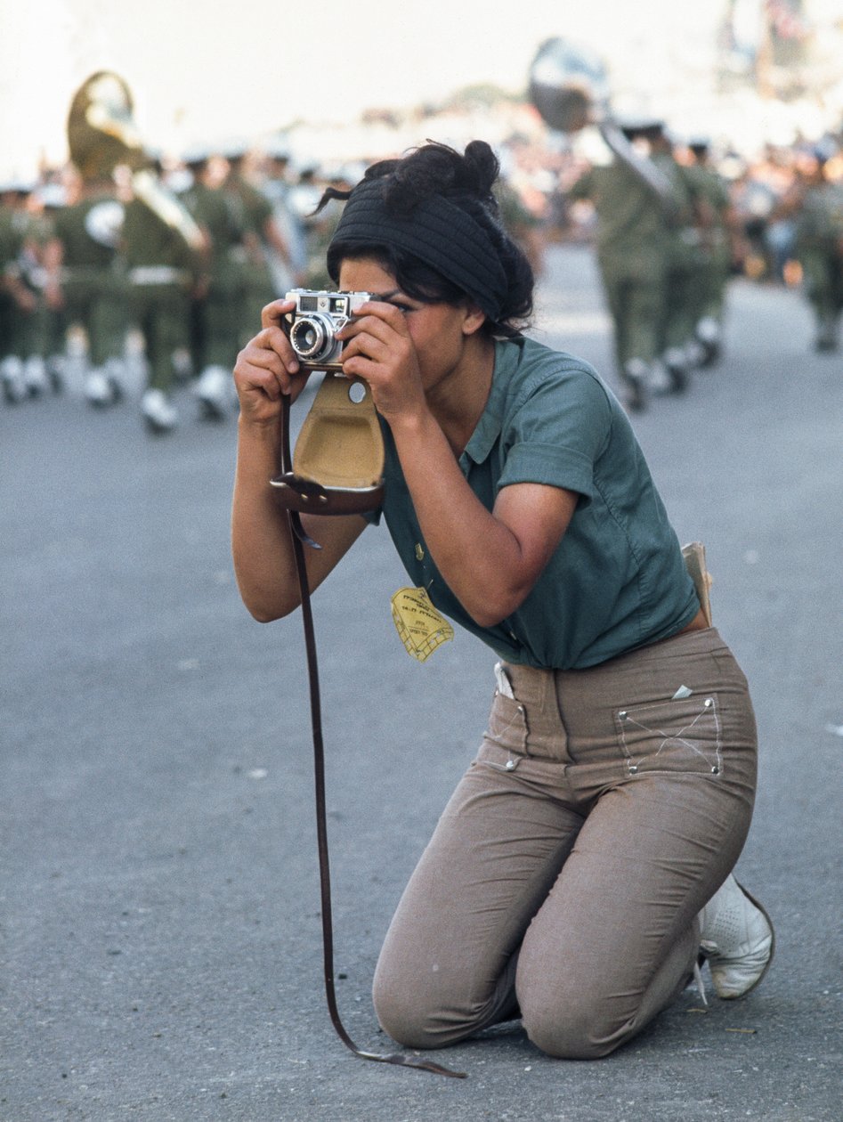 Mulher israelita tira uma fotografia da parada militar da Páscoa em Jerusalém. de Ted Spiegel