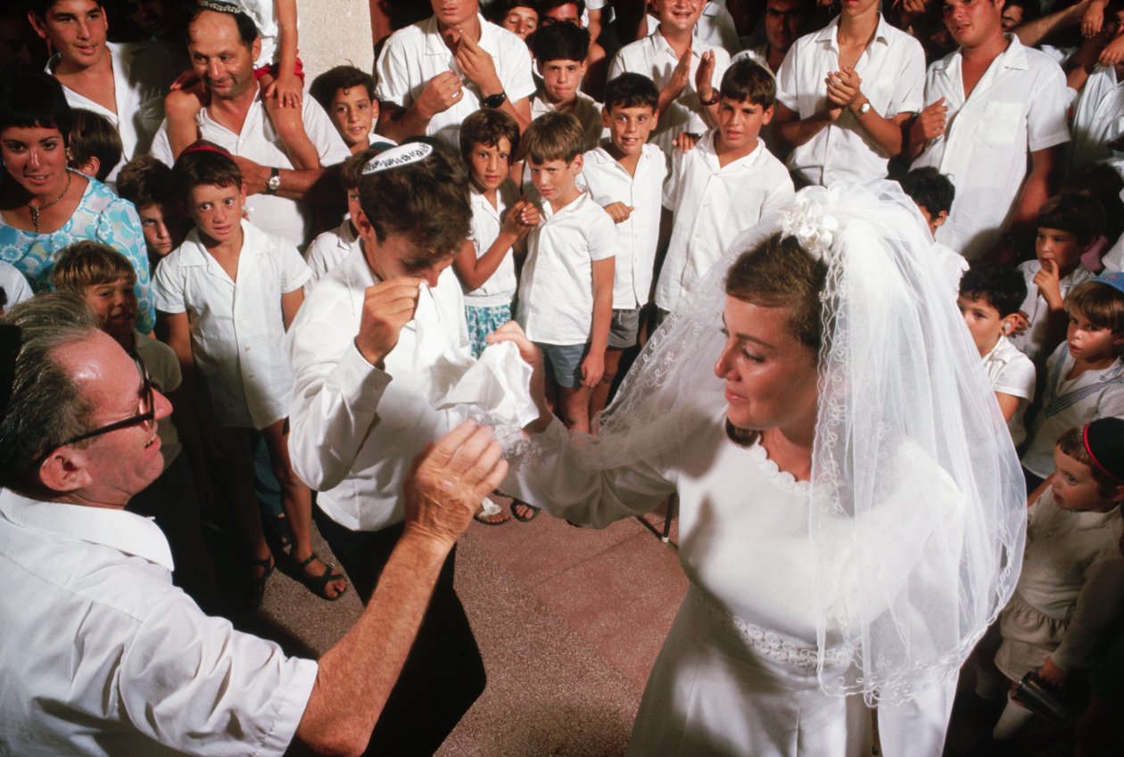 Kibbutzniks a dançar à volta dos noivos de Ted Spiegel