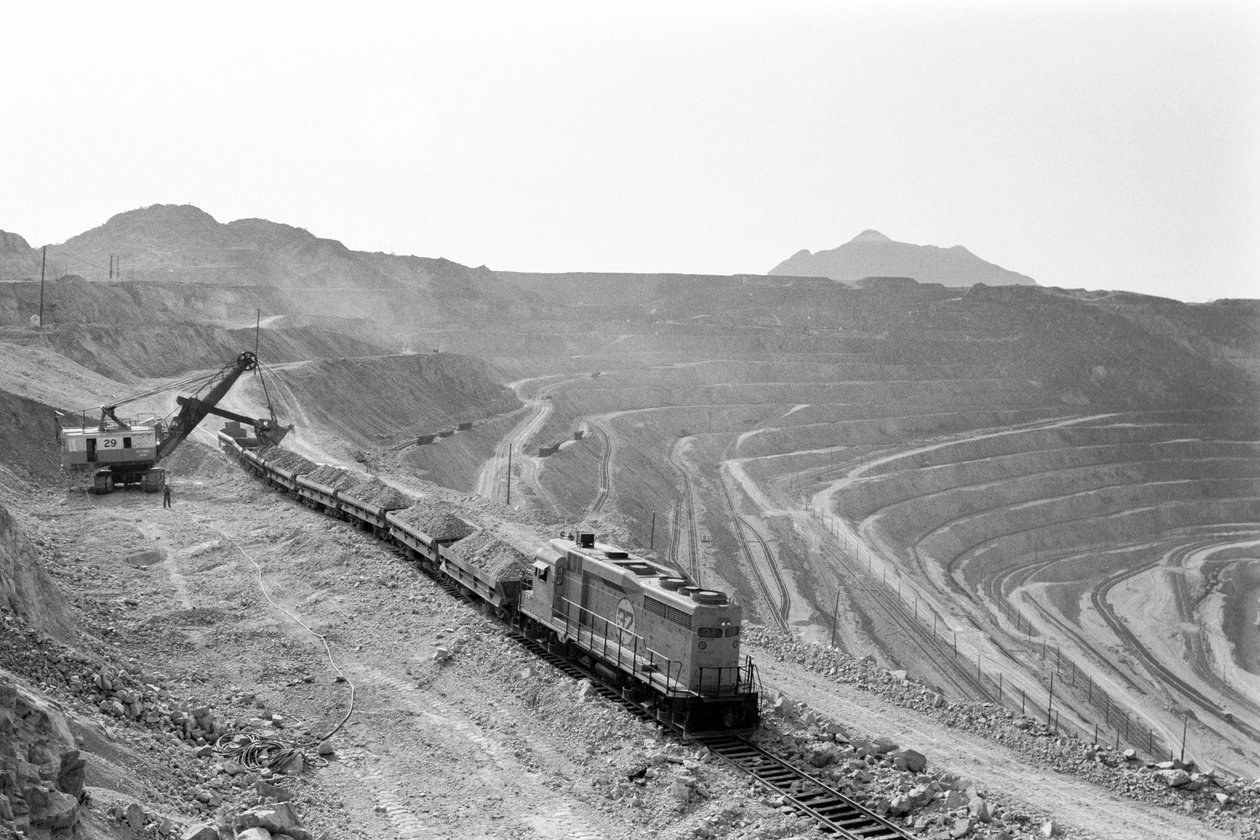 Carregamento de minério de cobre na mina de Morenci para a fundição Phelps Dodge Smelter Douglas Arizona,... de Ted Spiegel