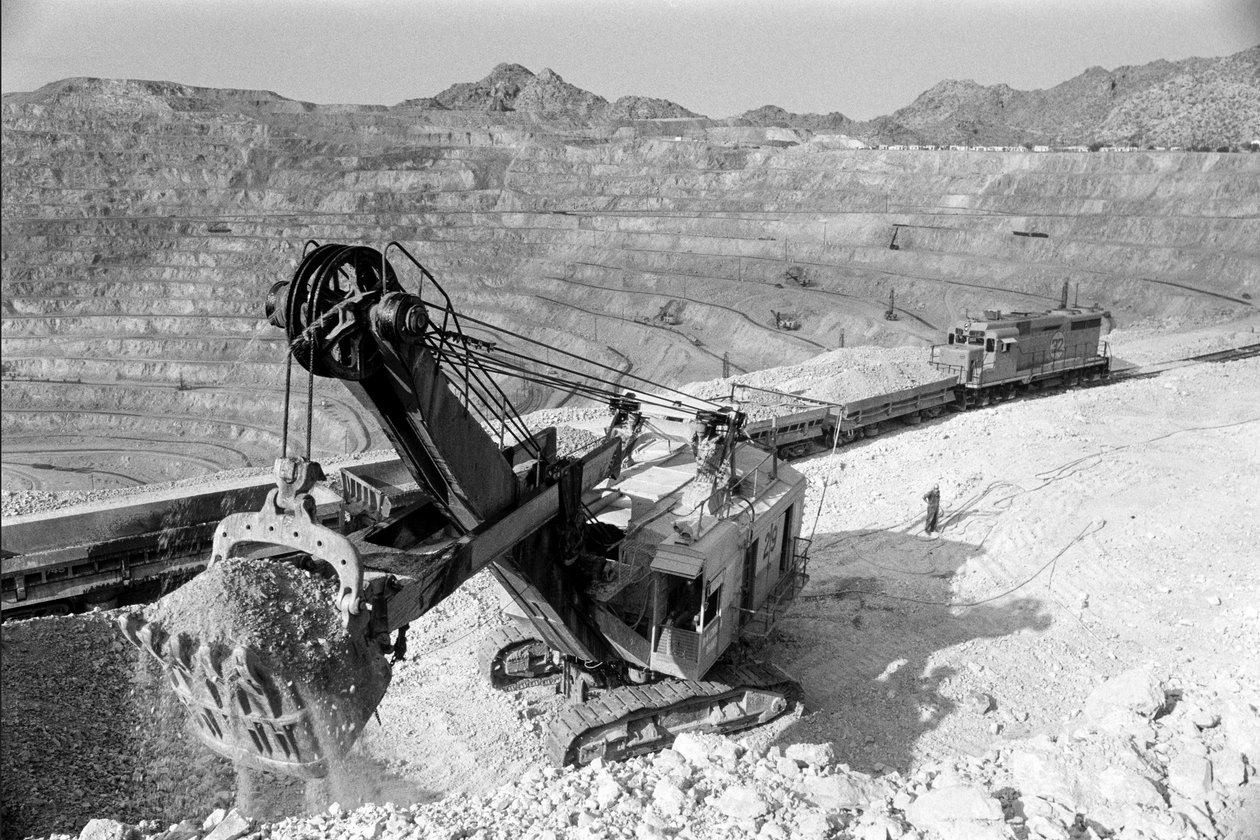 Carregamento de minério de cobre na mina de Morenci para a fundição Phelps Dodge Smelter Douglas Arizona,... de Ted Spiegel