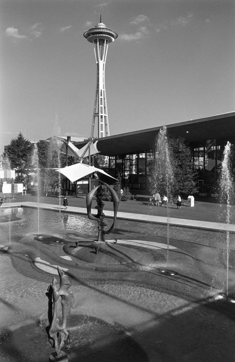 Piscina, fonte, escultura e Space Needle na Feira Mundial de Seattle de Ted Spiegel