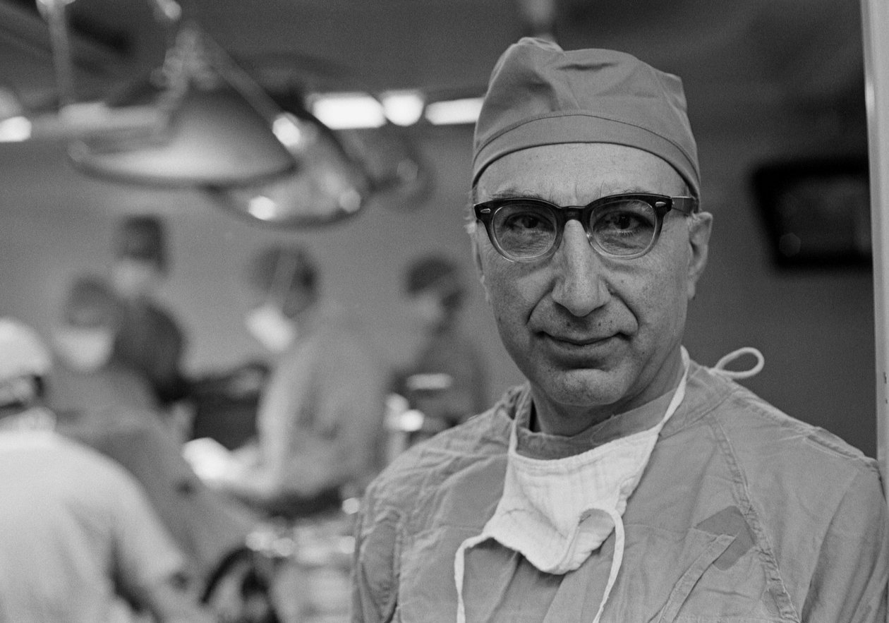 Retrato do Dr. Michael DeBakey, cirurgião cardiovascular, no Texas Medical Center. de Ted Spiegel