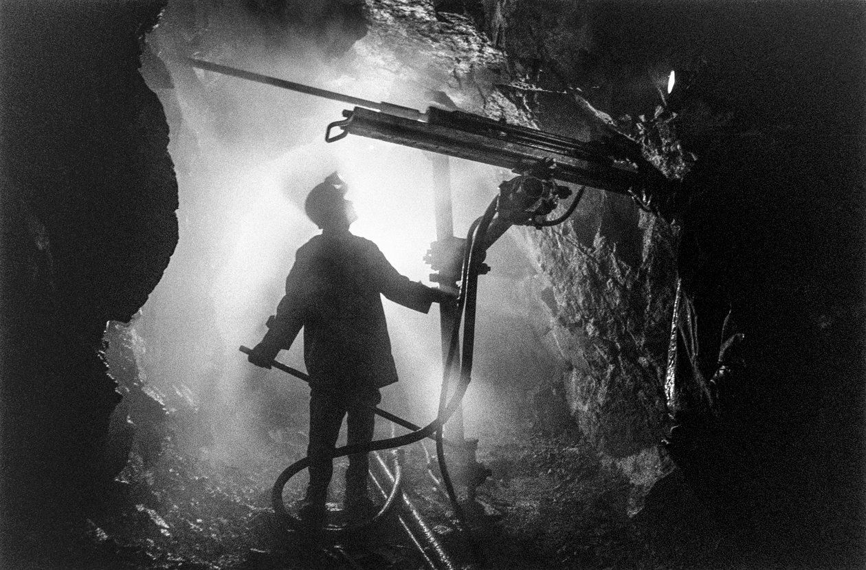 Sewell, Chile, foi fundada em 1906 pela Braden Copper Company como uma cidade-empresa para... de Ted Spiegel