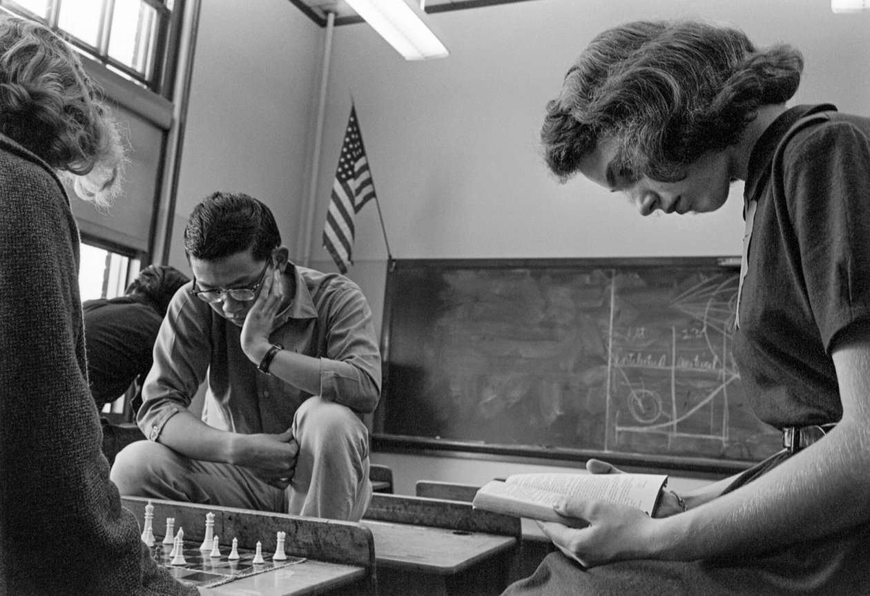 Alunos a jogar xadrez e a ler na Escola Secundária Ames A. Garfield, uma escola pública urbana... de Ted Spiegel