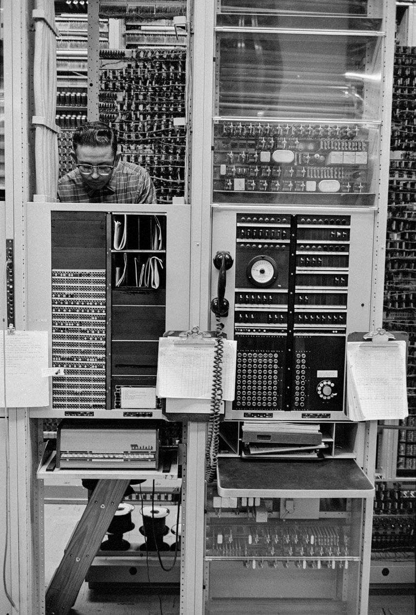 Manutenção de equipamento telefónico na PacTel aka Pacific Telephone em Bellingham, ... de Ted Spiegel
