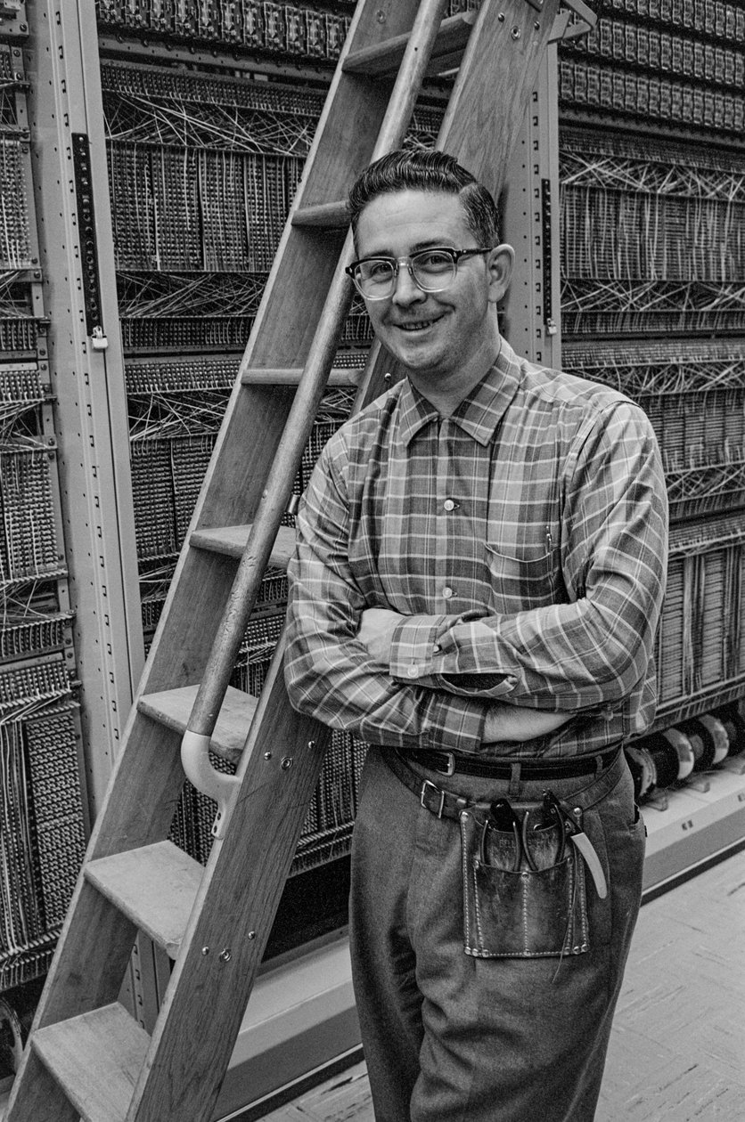 Manutenção de equipamento telefónico na PacTel aka Pacific Telephone em Bellingham, ... de Ted Spiegel