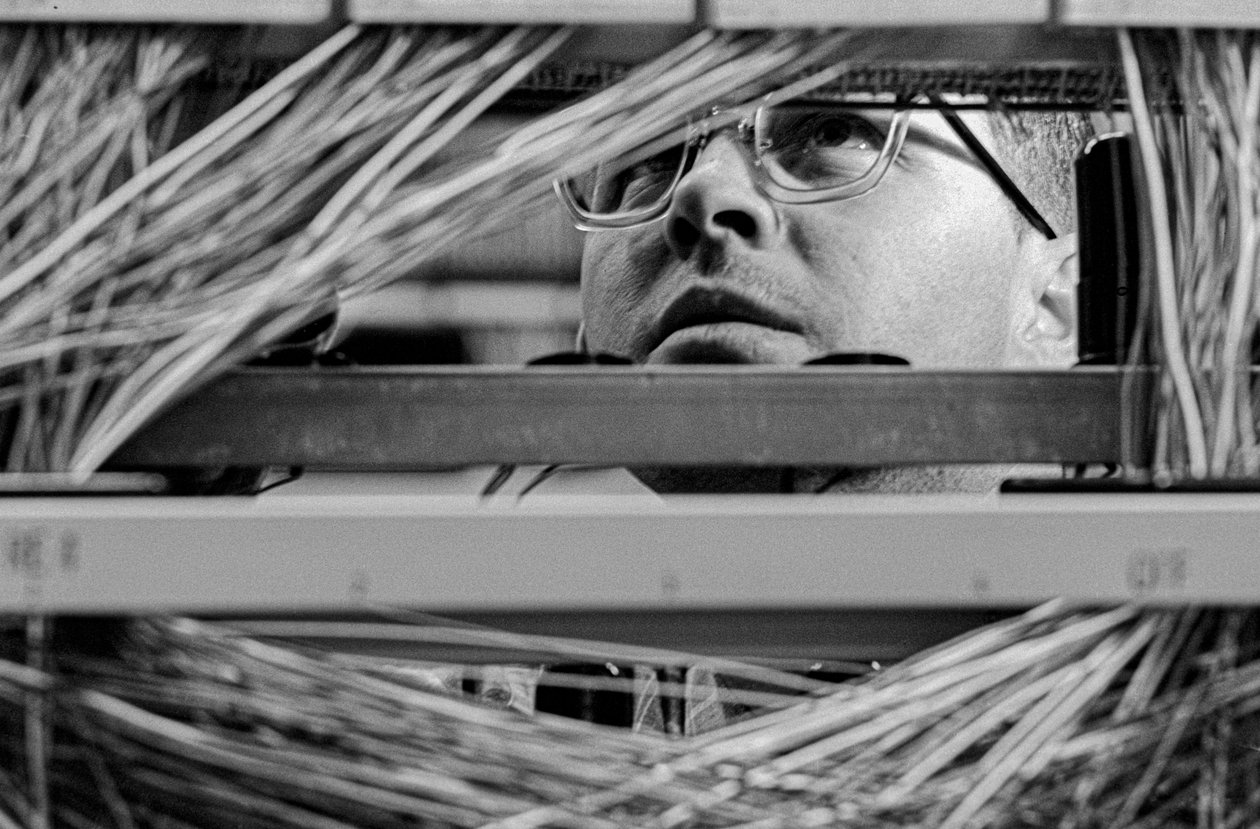 Manutenção de equipamento telefónico na PacTel aka Pacific Telephone em Bellingham, ... de Ted Spiegel