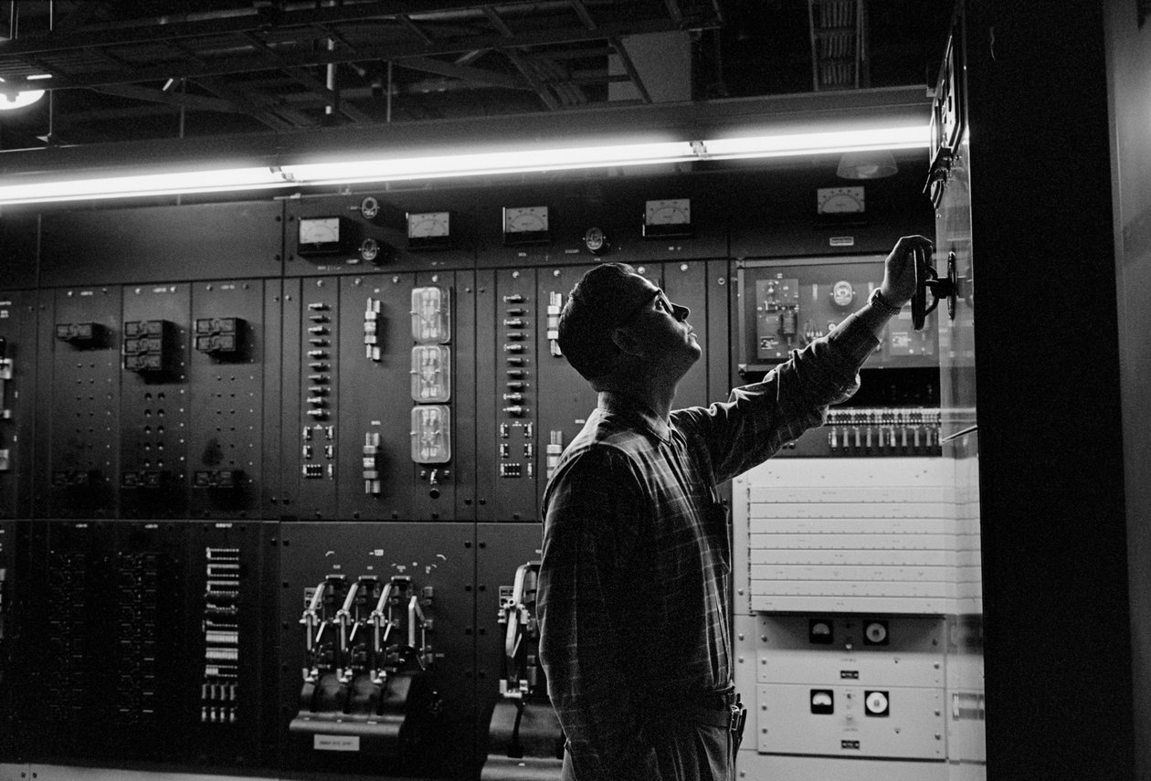 Manutenção de equipamento telefónico na PacTel aka Pacific Telephone em Bellingham, ... de Ted Spiegel