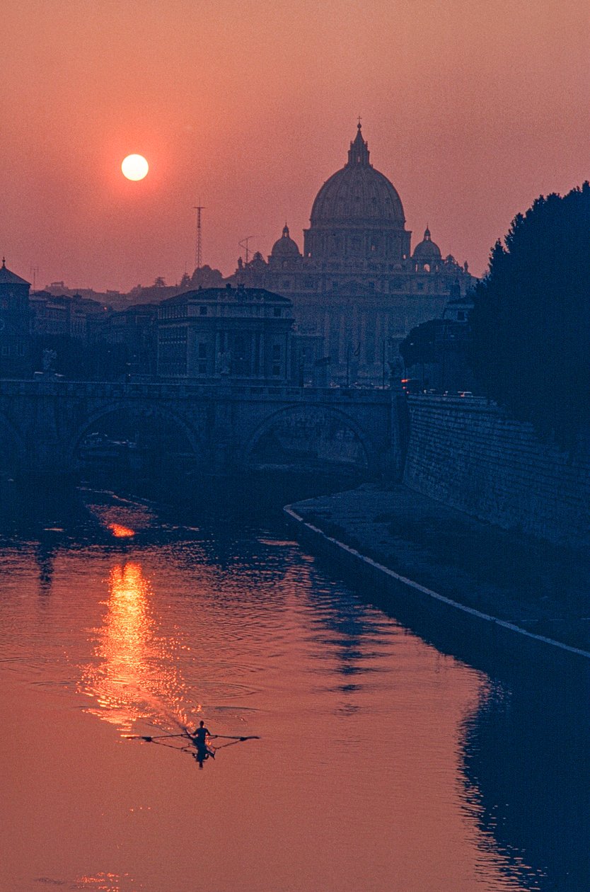 Tibre com a Basílica de São Pedro ao pôr do sol de Ted Spiegel