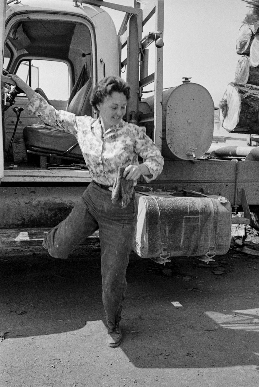 A mulher camionista Mildred Cooper sai da cabina do seu camião de transporte de madeira de Ted Spiegel