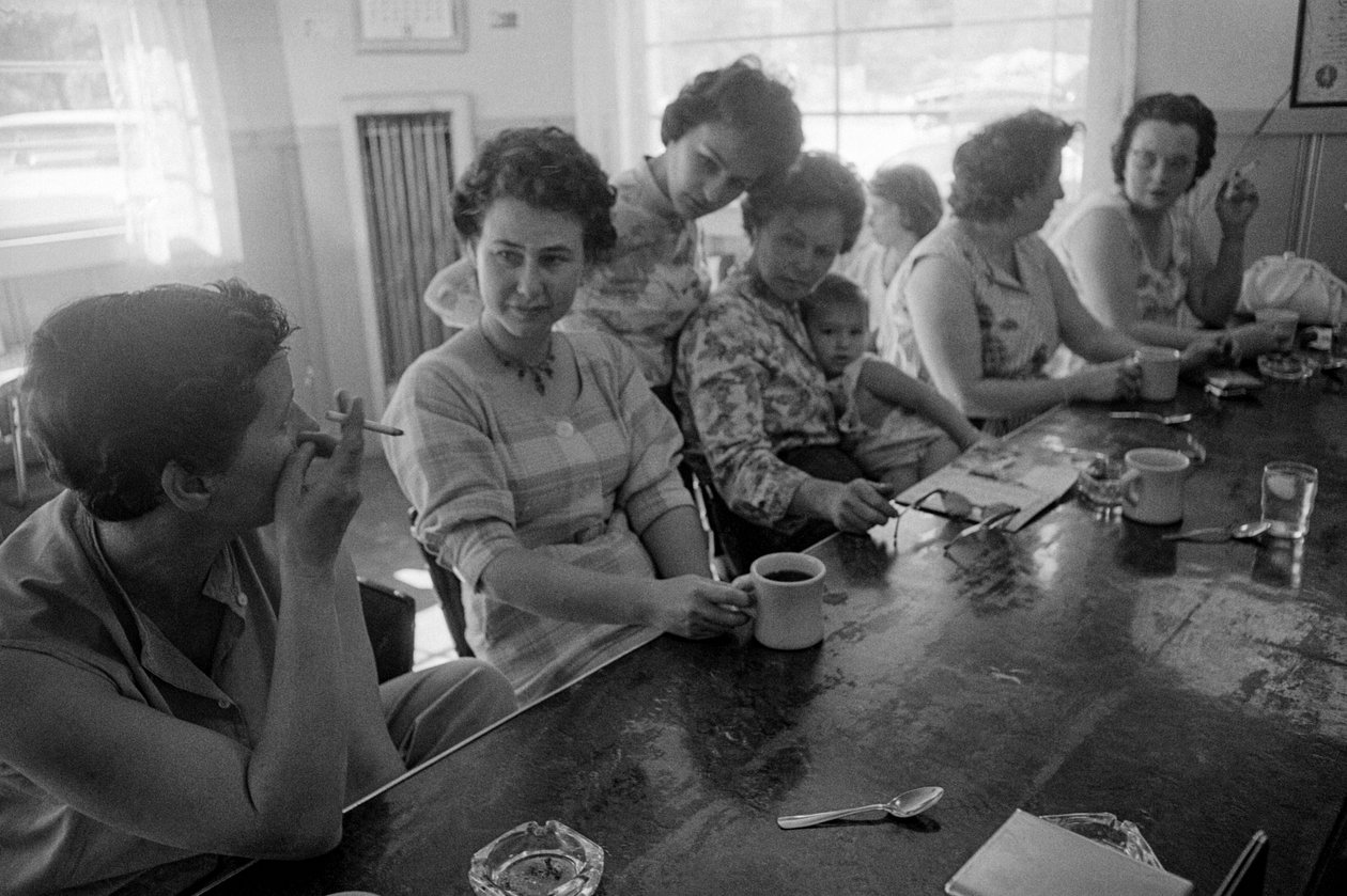 Mulheres ao balcão conversam durante o pequeno-almoço num restaurante no Oregon de Ted Spiegel