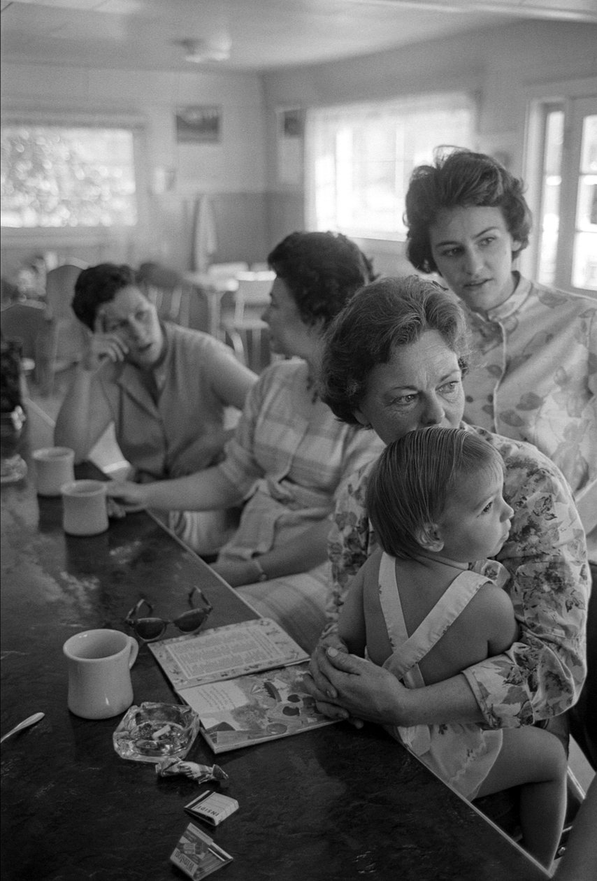 Mulheres ao balcão conversam durante o pequeno-almoço num restaurante no Oregon de Ted Spiegel