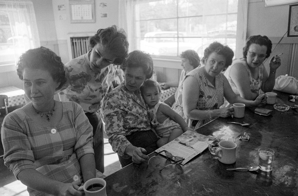 Mulheres ao balcão conversam durante o pequeno-almoço num restaurante no Oregon de Ted Spiegel