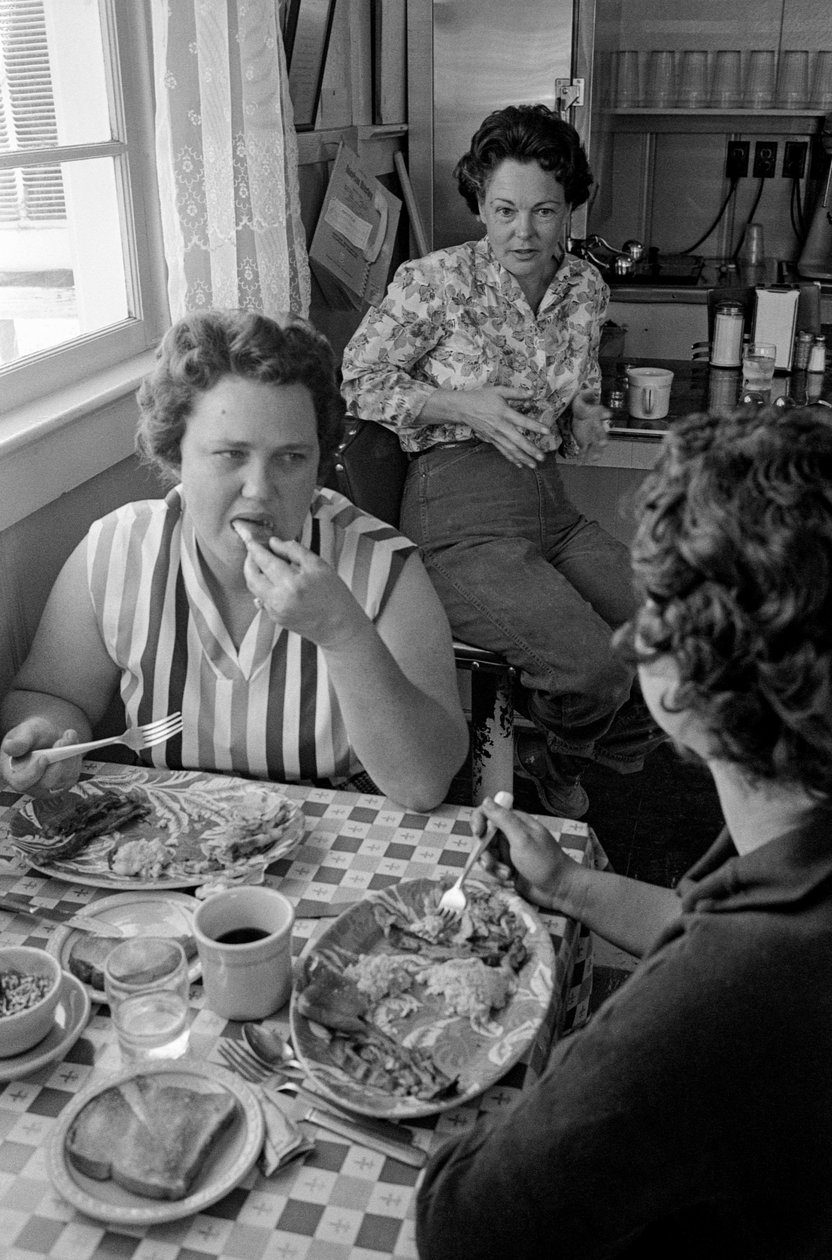 Mulheres conversam ao pequeno-almoço num restaurante no Oregon de Ted Spiegel