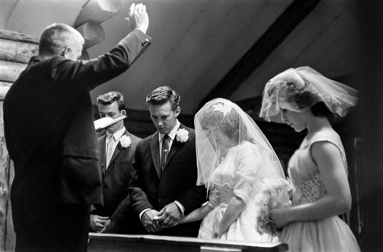 Casamento de um jovem casal na Igreja Protestante Unida de Palmer, Alasca de Ted Spiegel
