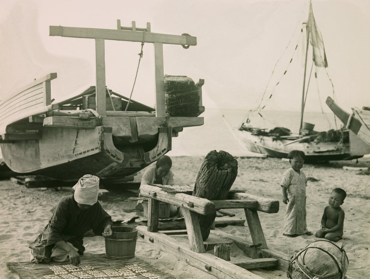Uma família de pescadores no Japão, cerca de 1900 - 1915 (fotografia) de Teijiro Takagi