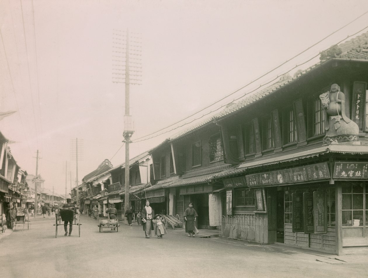 Uma rua comercial no bairro Motomachi de Kobe, cerca de 1900 - 1915 (fotografia) de Teijiro Takagi