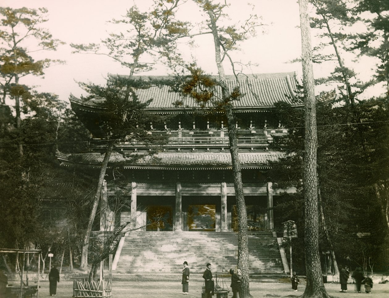 Portão do templo budista Chion-in, distrito de Higashiyama, Quioto, cerca de 1900 - 1915 (fotografia) de Teijiro Takagi