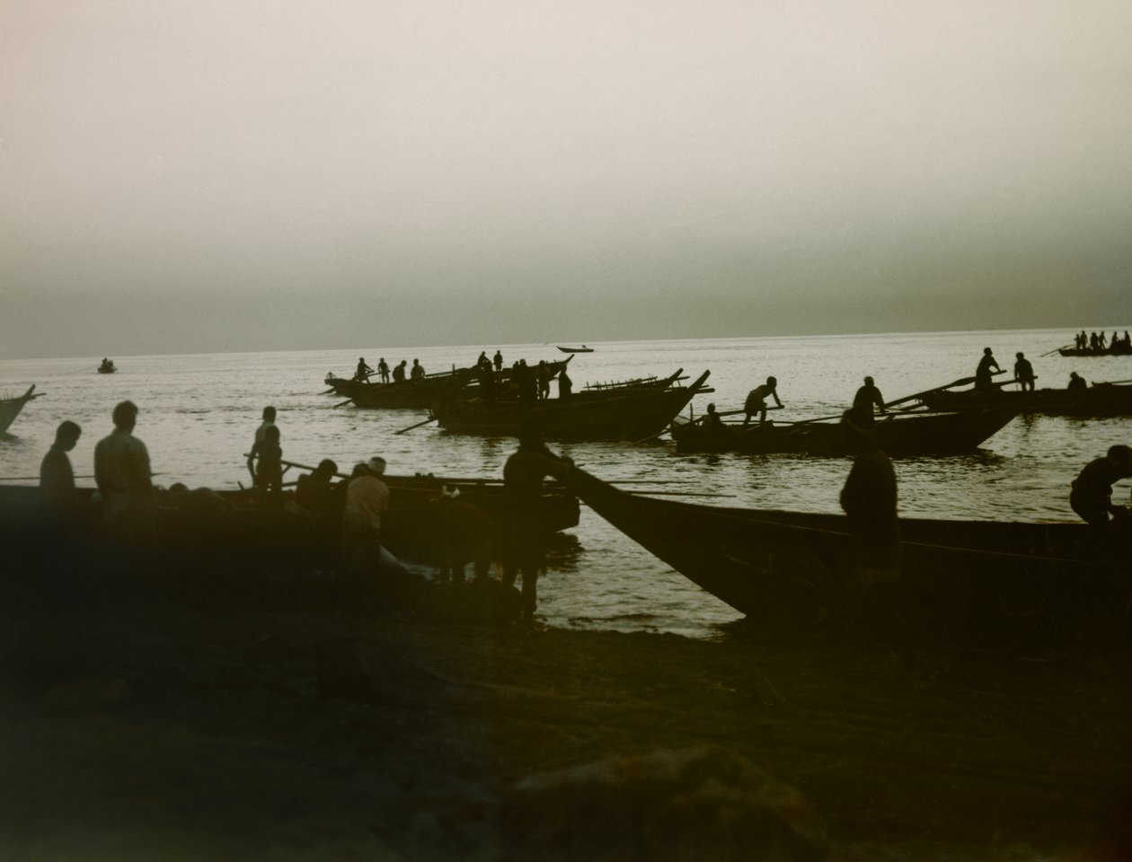 Pescador japonês no mar, cerca de 1900 - 1915 (fotografia) de Teijiro Takagi