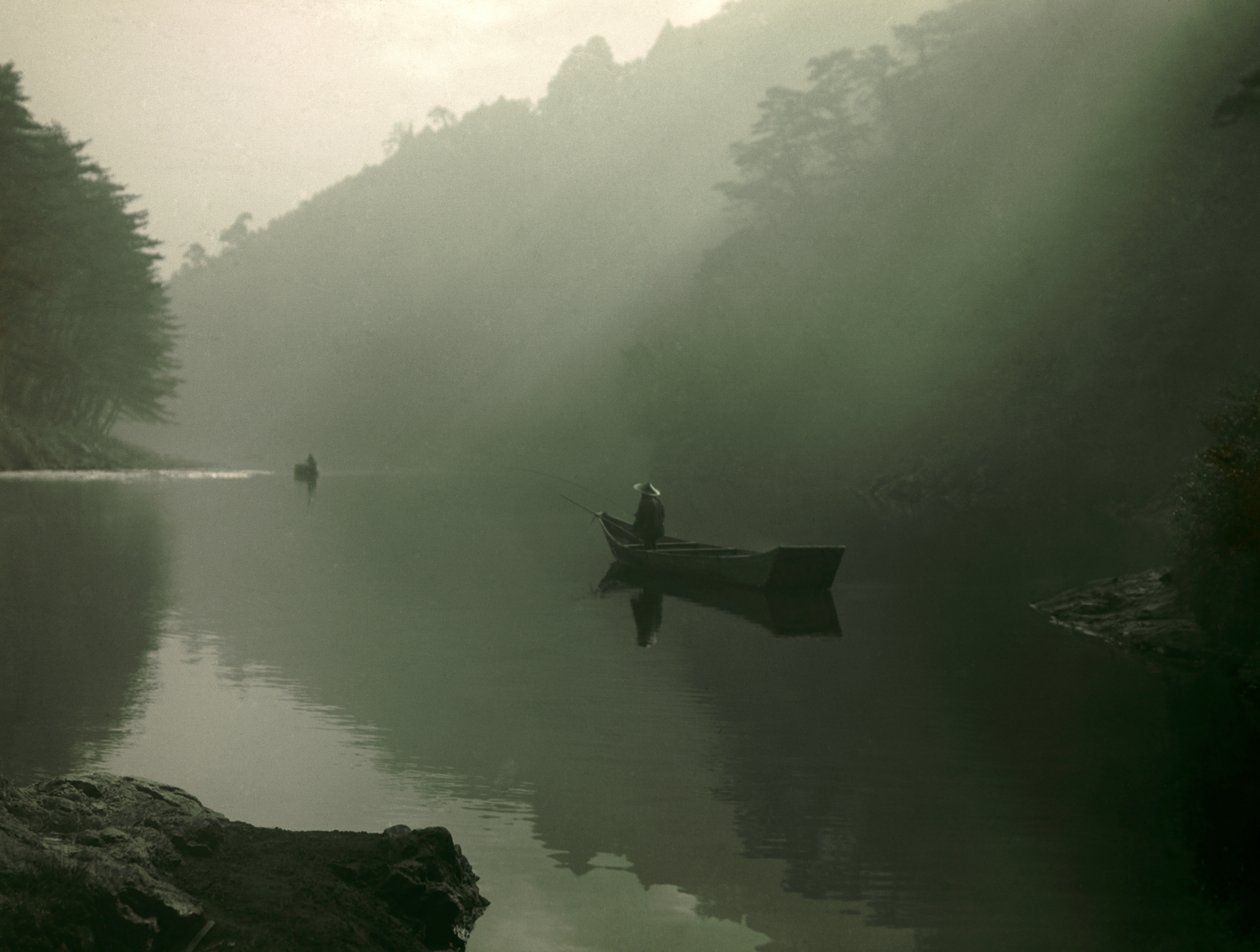 Pescador japonês em Arashiyama, a oeste de Quioto, cerca de 1900 - 1915 (fotografia) de Teijiro Takagi