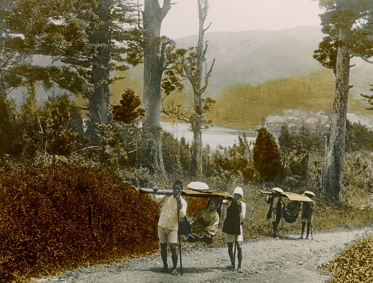Rapariga japonesa num Kago, região de Hakone, cerca de 1900 - 1915 (fotografia) de Teijiro Takagi