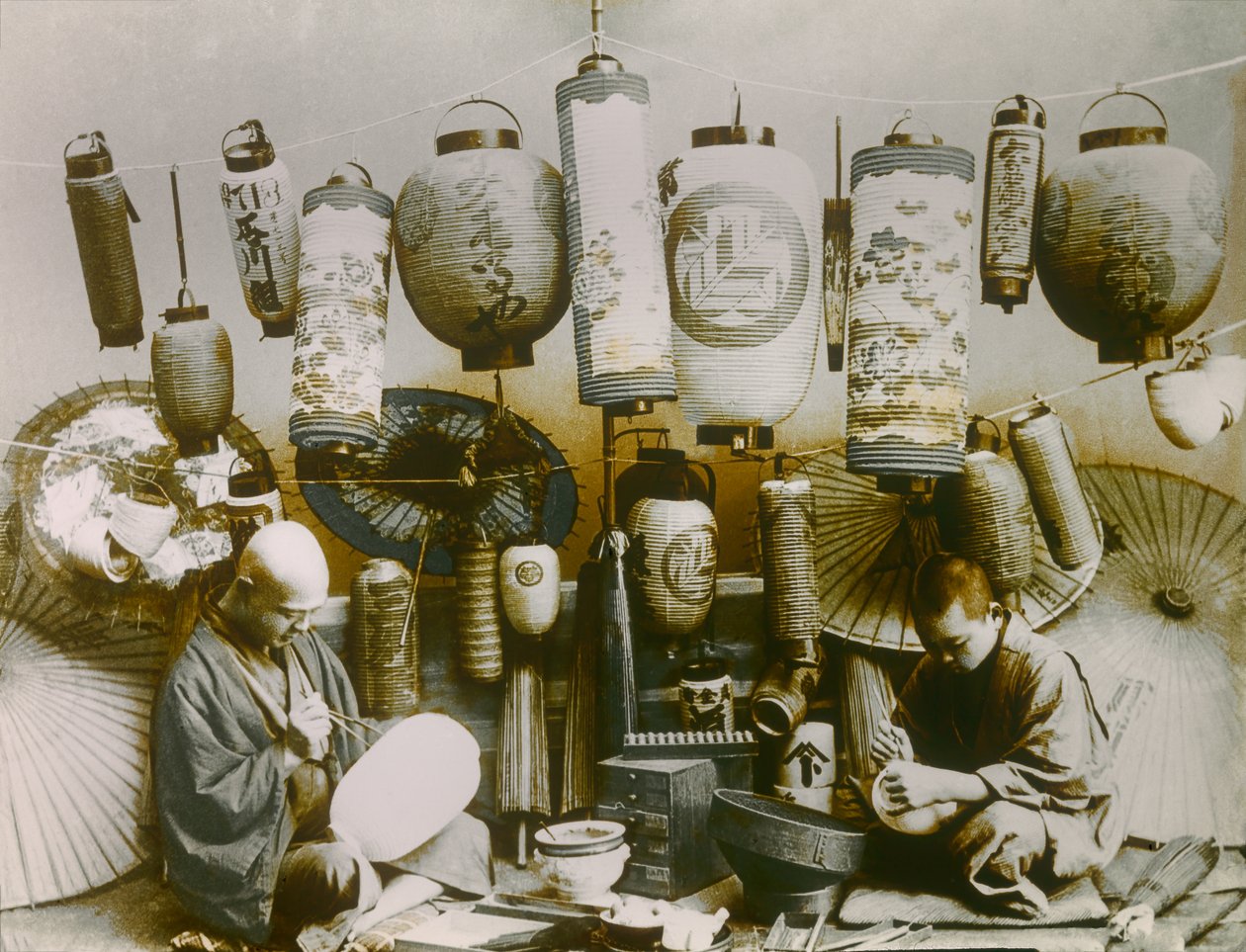 Retrato de um fabricante japonês de lanternas e guarda-sóis, cerca de 1900 - 1915 (fotografia) de Teijiro Takagi