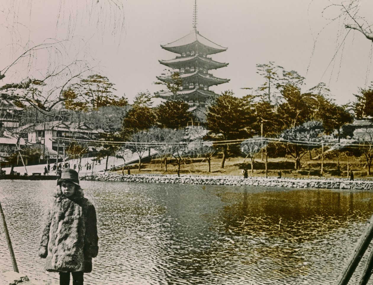 Retrato de um jovem japonês em frente a um pagode em Tóquio, cerca de 1900 - 1915 (fotografia) de Teijiro Takagi