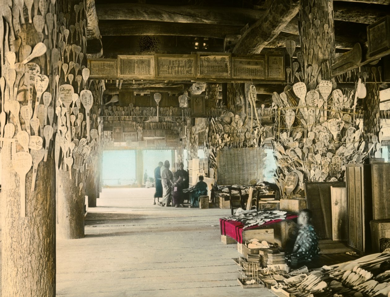 Vendedor de colheres de arroz no Pavilhão dos Mil Tatami, Miyajima, cerca de 1900 - 1915 (fotografia) de Teijiro Takagi
