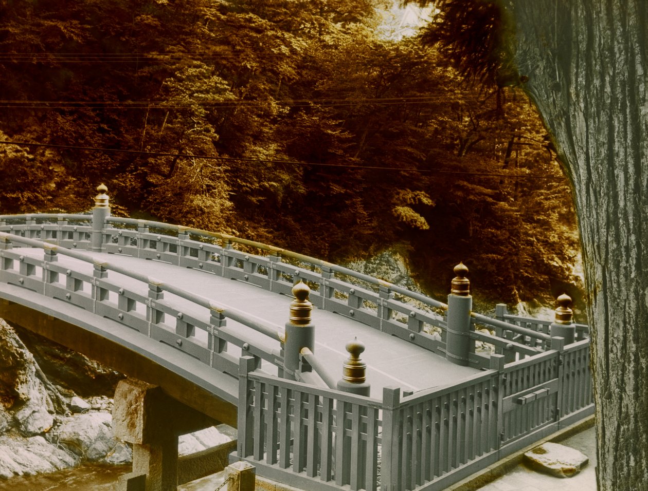 A Shinkyo (ponte sagrada) na cidade de Nikko, cerca de 1900 - 1915 (fotografia) de Teijiro Takagi