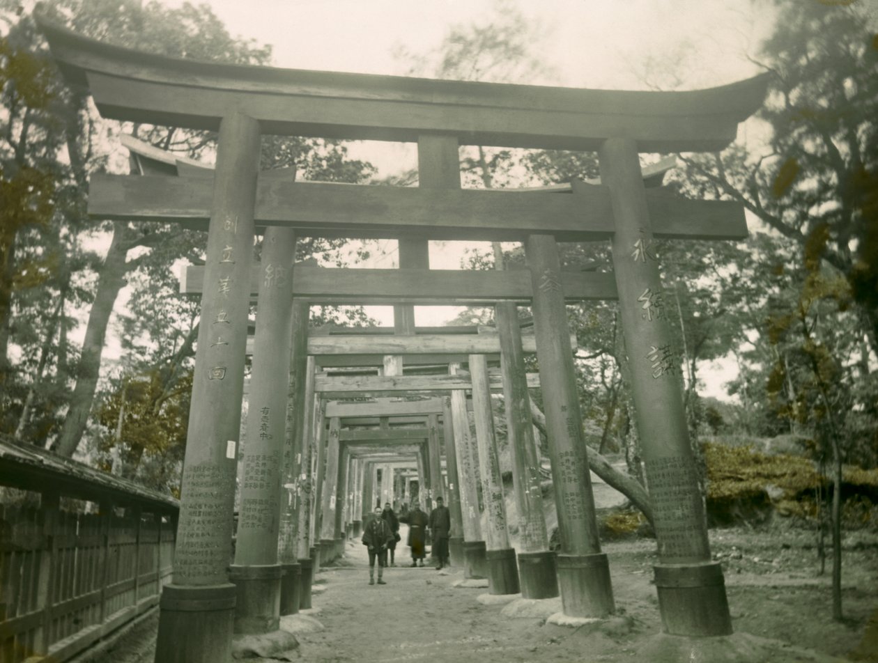 Torii no santuário Inari de Quioto, cerca de 1900 - 1915 (fotografia) de Teijiro Takagi