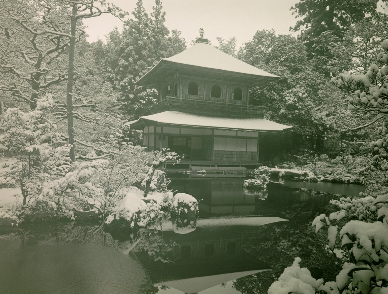 Vista de Ginkaku-ji sob a neve em Quioto, cerca de 1900 - 1915 (fotografia) de Teijiro Takagi