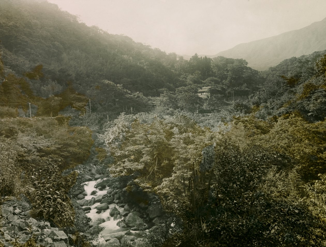 Vista da aldeia de Miyanoshita nas montanhas de Hakone, cerca de 1900 - 1915 (fotografia) de Teijiro Takagi